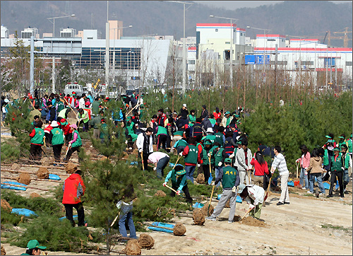  지난 2007년 4월 5일 식목일을 맞아 대전시 직원과 사회단체 회원 등이 식목행사를 하고 있다.